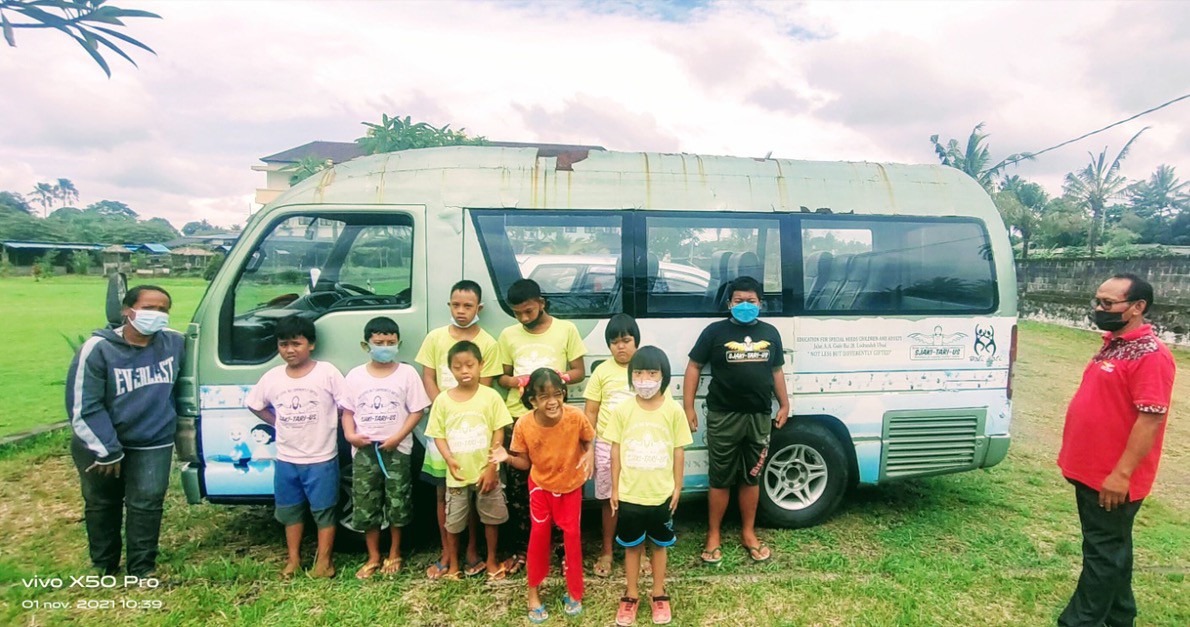 Schoolbus voor kinderen op Bali